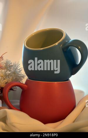 Primo piano di due graziose tazze di caffè, una bella aggiunta a qualsiasi cucina o un caffè. Foto Stock