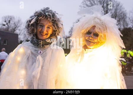 Colonia, Germania. 11th Feb, 2023. Migliaia di partecipanti e osservatori partecipano alla ''Parata dei fantasmi'' di Geisterzug, come parte della tradizionale celebrazione del Carnevale di Colonia, vicino allo Zoo di Colonia, in Germania, il 11 febbraio 2023 (Photo by Ying Tang/NurPhoto).0 Credit: NurPhoto SRL/Alamy Live News Foto Stock