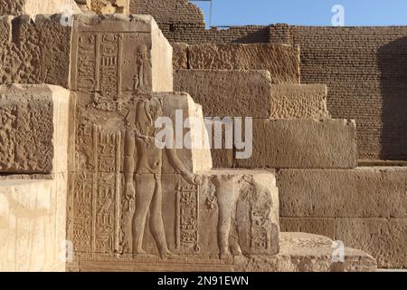 Rilievi murali ben conservati al tempio Kom Ombo ad Assuan, Egitto Foto Stock