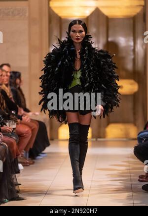 Mimi Tao cammina pista per la collezione Malan Breton fantastico spettacolo durante la settimana della moda Autunno/Inverno 2023 al Leman Ballroom di New York il 11 febbraio 2023 Foto Stock