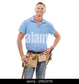 Handyman, riparatore e ritratto di uomo in studio con una cintura portautensili per riparazioni o manutenzione. Felice, sorridente e piena lunghezza di lavoratore industriale maschile Foto Stock