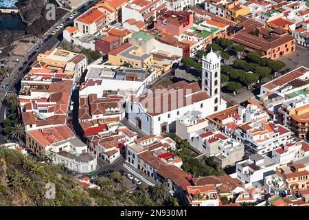 I tetti degli edifici della storica città di Garachico. Il campanile della chiesa di Sant'Anna (Iglesia de Santa Ana). Il Garachico è una città antica su Foto Stock