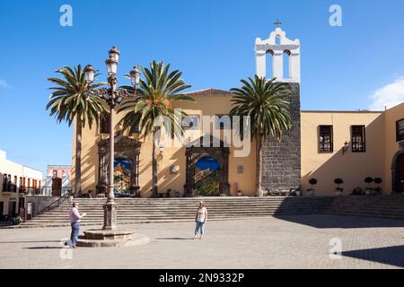 A Garachico, Tenerife, SPAGNA-CIRCA gen, 2016: edificio giallo è un monastero di San Francisco nella piazza centrale della città di Garachico. Garachico è un ancie Foto Stock