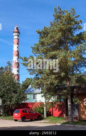 Faro di Osinovetsky e l'ingresso alla spiaggia sabbiosa del centro ricreativo mondo dei fari. Lago Ladoga villaggio, Vsevolozhsky distretto, Foto Stock