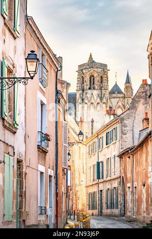 La Grande Rue nel centro storico di Poitiers, capitale del dipartimento della Vienne, con le torri della Cattedrale di San Pietro, Francia Foto Stock