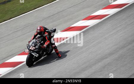 Kuala Lumpur, Malesia. 12th Feb, 2023. Il pilota spagnolo Maverick Vinales dell'Aprillia Racing in azione durante il test ufficiale della MotoGP di Sepang al circuito internazionale di Sepang. Credit: SOPA Images Limited/Alamy Live News Foto Stock
