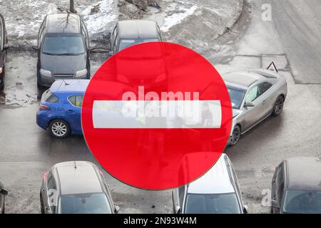 È vietato l'ingresso di un cartello sullo sfondo dell'incidente di due auto, collage Foto Stock