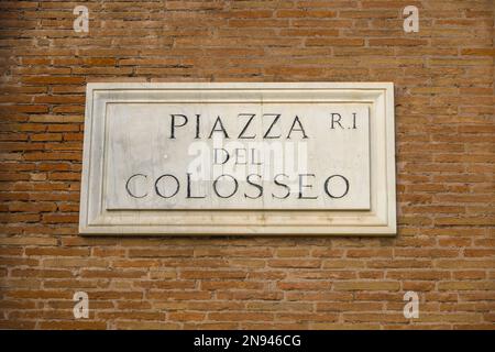 Cartello in pietra con la scritta Piazza del Colosseo a Roma Foto Stock