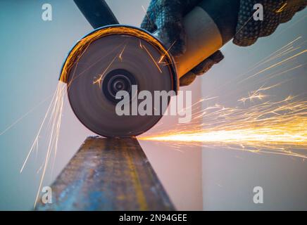 Scintille di saldatura su uno sfondo scuro Foto stock - Alamy