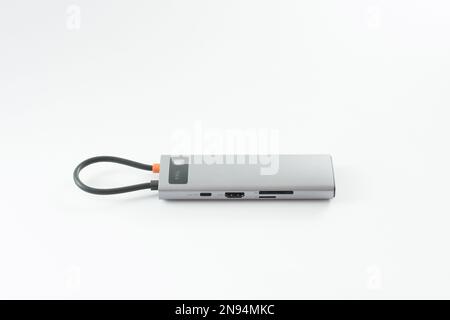 Adattatore per laptop con adattatori tipo c, usb c, TF Micro SD da 60 MB s, 4K HD. adattatore su sfondo bianco. Foto Stock