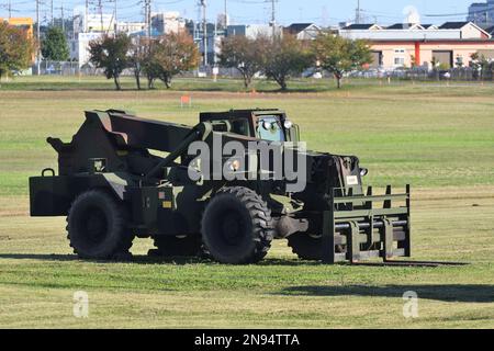 Prefettura di Kanagawa, Giappone - 25 ottobre 2020: Carrello elevatore per tutti i terreni dell'esercito degli Stati Uniti Sky Trak ATLAS II. Foto Stock