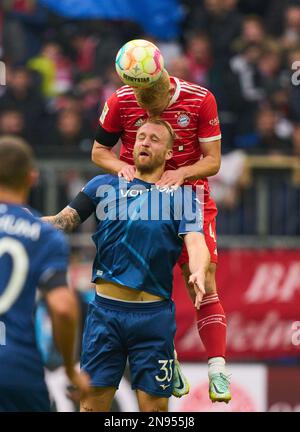 Matthijs de ligt, FCB 4 competere per la palla, affrontare, duello, header, zweikampf, Azione, lotta contro Philipp Hofmann, BO 33 nella partita FC BAYERN MUENCHEN - VFL BOCHUM 3-0 1.German Football League il 11 febbraio 2023 a Monaco di Baviera, Germania. Stagione 2022/2023, giorno 20, 1.Bundesliga, FCB, München, 20.Spieltag. © Peter Schatz / Alamy Live News - LE NORMATIVE DFL VIETANO L'USO DELLE FOTOGRAFIE come SEQUENZE DI IMMAGINI e/o QUASI-VIDEO - Credit: Peter Schatz/Alamy Live News Foto Stock