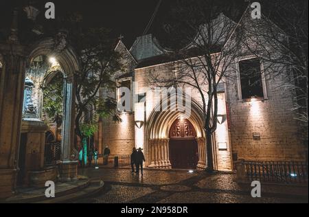 Immagine della chiesa del Monastero o Convento do Carmo di notte a Lisbona. Foto Stock