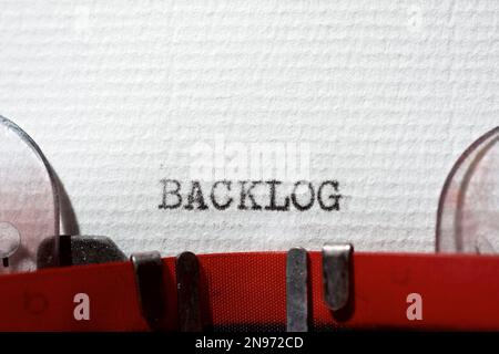 Parola backlog scritta con una macchina da scrivere. Foto Stock