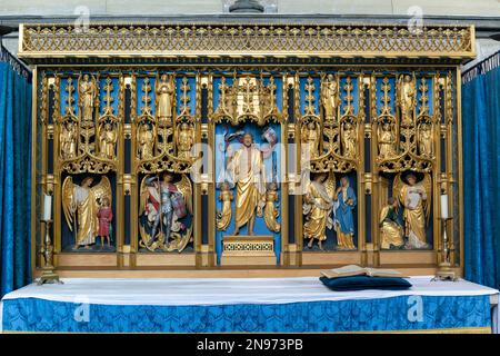 Altare dorato reredos Cappella di San Michele Arcangelo, Salisbury cattedrale, Wiltshire, Inghilterra, Regno Unito Foto Stock