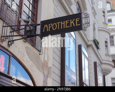 Vienna, Austria - 11 agosto 2022: Primo piano di una farmacia Apotheke . Simbolo per la salute, la medicina e le forniture mediche. Foto Stock