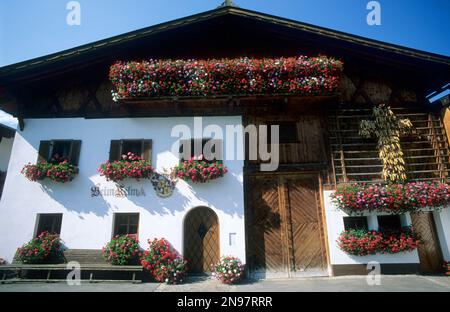 Austria, Mutters, Tirolo austriaco, casa tradizionale con fioriera windows come può essere visto in tutta l'Austria. Foto Stock