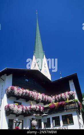 Austria, Mutters, Tirolo austriaco, casa tradizionale con scatole di fiori. Foto Stock