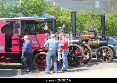 Motori a vapore in una fiera di campagna a Sandy, Bedfordshire, Regno Unito. Vecchi motori funzionanti. Foto Stock