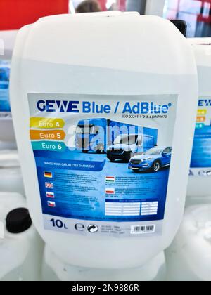 Kiel, Germania - 11 febbraio 2023: Una pila di barattoli di AdBlue additivo in un mercato Foto Stock