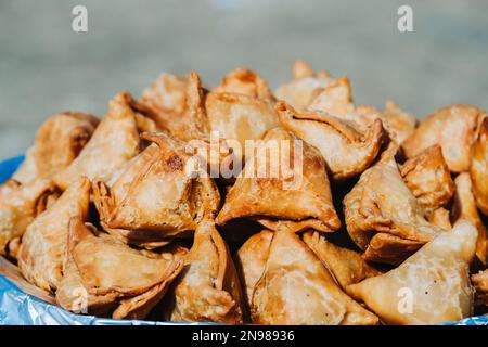 Speciale indiano tradizionale vegetariano Street food samosa. Cibo sfondo, fuoco selettivo Foto Stock