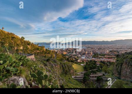 Vista panoramica dal monte Pellegrino sulla città di Palermo, in Sicilia Foto Stock