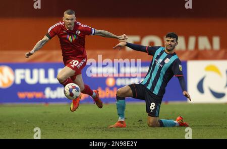 Ben Gladwin di Crawley Town in azione durante la partita della EFL League Two tra Crawley Town e Crewe Alexandra al Broadfield Stadium di Crawley. 11th febbraio 2023 Foto Stock