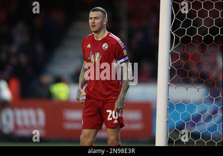 Ben Gladwin di Crawley Town in azione durante la partita della EFL League Two tra Crawley Town e Crewe Alexandra al Broadfield Stadium di Crawley. 11th febbraio 2023 Foto Stock