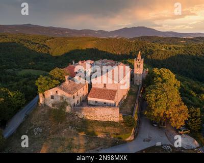 Hum, la città più piccola del mondo. Piccola città medievale sulla cima della montagna. Popolare attrazione turistica in Istria, Croazia. Foto Stock