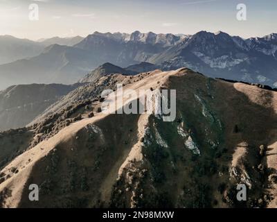 Strette creste di montagna nelle Alpi Giulie. Valle del Soca, Slovenia Foto Stock