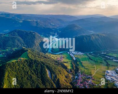 Veduta aerea della valle di Soca, Slovenia. Tortuoso fiume smeraldo nella valle montana. Europa popolare destinazione turistica estiva. Foto Stock