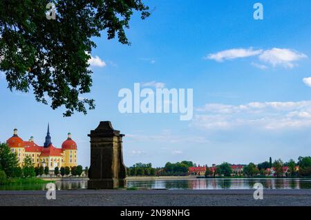 Il famosissimo Castello di Moritzburg vicino a Dresda, location del film classico "tre nocciole per Cenerentola", Moritzburg, Sassonia, Germania. Foto Stock