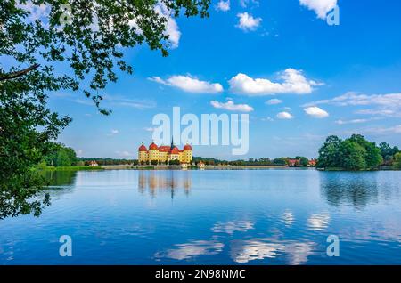 Il famosissimo Castello di Moritzburg vicino a Dresda, location del film classico "tre nocciole per Cenerentola", Moritzburg, Sassonia, Germania. Foto Stock