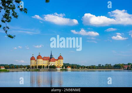 Il famosissimo Castello di Moritzburg vicino a Dresda, location del film classico "tre nocciole per Cenerentola", Moritzburg, Sassonia, Germania. Foto Stock