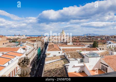 Skyline della città di Palermo visto dai tetti, la Sicilia Foto Stock