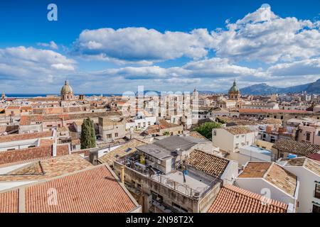 Skyline della città di Palermo visto dai tetti, la Sicilia Foto Stock