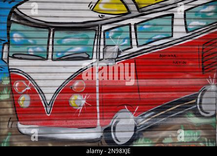 Graffito su un muro di casa, VW bus, Bulli, Cartagena, Murcia regione, Spagna Foto Stock