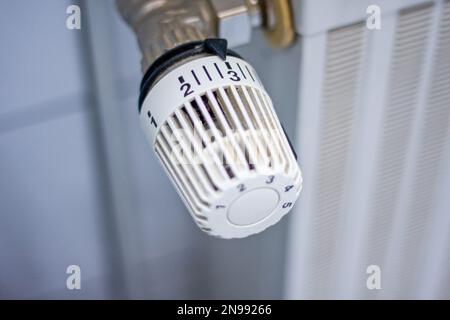 Radiatore di riscaldamento bianco con regolatore per risparmiare energia in caso di crisi e radiatore con focalizzazione selettiva sul termostato Foto Stock