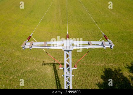 Pilone a media tensione fotografato dall'alto Foto Stock