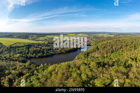 Vista su Guentersberge nel Selketal di Harz con lago di montagna Foto Stock