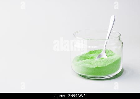 Tè verde matcha in un vaso di vetro. Latte di zenzero Matcha. Ricca fonte di antiossidanti e polifenoli. Copia spazio per il testo Foto Stock