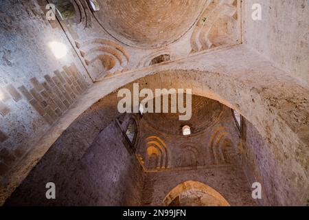 L'interno della chiesa arabo-normanna di San Giovanni degli Eremiti Foto Stock