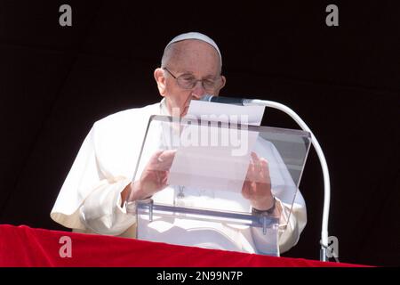 Vaticano, Vaticano. 12th Feb, 2023. Italia, Roma, Vaticano, 2023/2/12. Papa Francesco consegna la sua benedizione mentre recita la preghiera del mezzogiorno dell'Angelus dalla finestra del suo studio che si affaccia su Piazza San Pietro, in Vaticano. Foto di Vatican Media/Catholic Press Foto. LIMITATO AD USO EDITORIALE - NESSUN MARKETING - NESSUNA CAMPAGNA PUBBLICITARIA credito: Independent Photo Agency/Alamy Live News Foto Stock