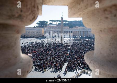 Vaticano, Vaticano. 12th Feb, 2023. Italia, Roma, Vaticano, 2023/2/12. Papa Francesco consegna la sua benedizione mentre recita la preghiera del mezzogiorno dell'Angelus dalla finestra del suo studio che si affaccia su Piazza San Pietro, in Vaticano. Foto di Vatican Media/Catholic Press Foto. LIMITATO AD USO EDITORIALE - NESSUN MARKETING - NESSUNA CAMPAGNA PUBBLICITARIA credito: Independent Photo Agency/Alamy Live News Foto Stock