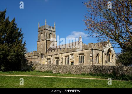 SWINDON, WILTSHIRE, UK - APRILE 25 : Vista della chiesa di St Marys nel Lydiard Park vicino Swindon Wiltshire il 25 Aprile 2021 Foto Stock