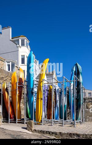 ST IVES, CORNOVAGLIA, UK - MAGGIO 13 : Canoe stand vicino Harbour Beach a St Ives, Cornovaglia il 13 Maggio 2021 Foto Stock