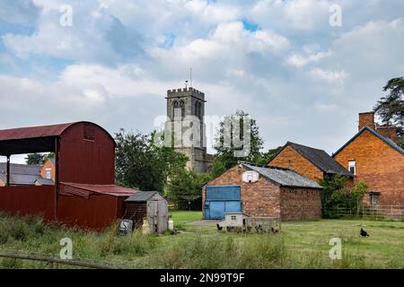 HANMER, CLWYD, GALLES - LUGLIO 10 : Smallholding adiacente alla chiesa di St Chads ad Hanmer, Galles il 10 luglio 2021 Foto Stock