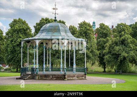 SHREWSBURY, SHROPSHIRE, Regno Unito - LUGLIO 13 : Vista del Bandstand a Quarry Park, Shrewsbury, Shropshire, Inghilterra, il 13 Luglio, 2021. Due non identificati Foto Stock