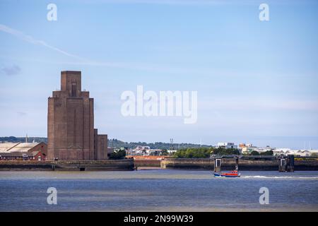 BIRKENHEAD, WIRRAL, UK - LUGLIO 14 : la torre di ventilazione in mattoni art deco del tunnel della Queensway Road sotto il fiume Mersey, a Birkenhead, Wirral Foto Stock