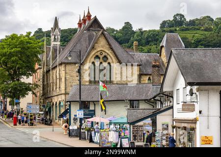 LLANGOLLEN, DENBIGHSHIRE, GALLES - LUGLIO 11 : Vista dei negozi e degli edifici di Llangollen, Galles il 11 Luglio 2021. Persone non identificate Foto Stock